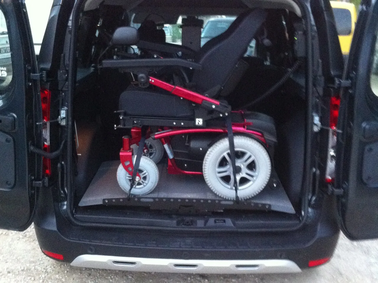 Fauteuil roulant arrimé dans un véhicule via système JoeyLift