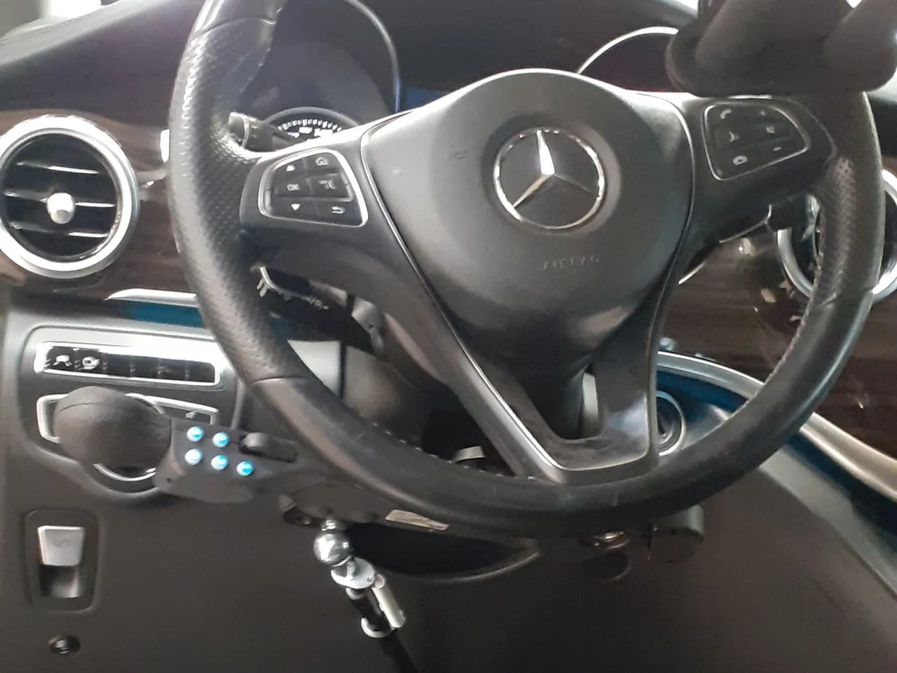 Accélérateur et frein combinés avec fourche