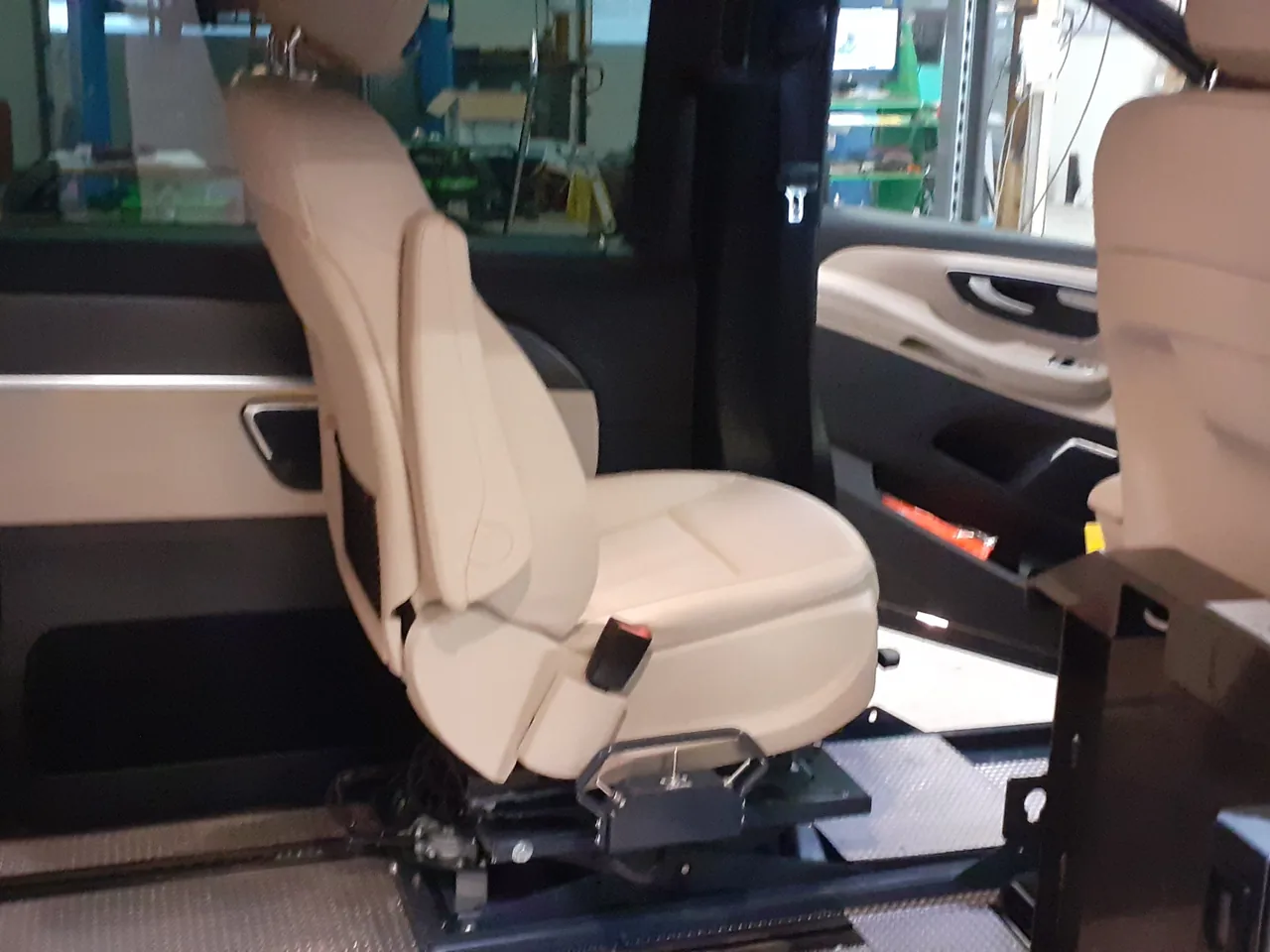 Siège pivotant beige pour faciliter le transfert
